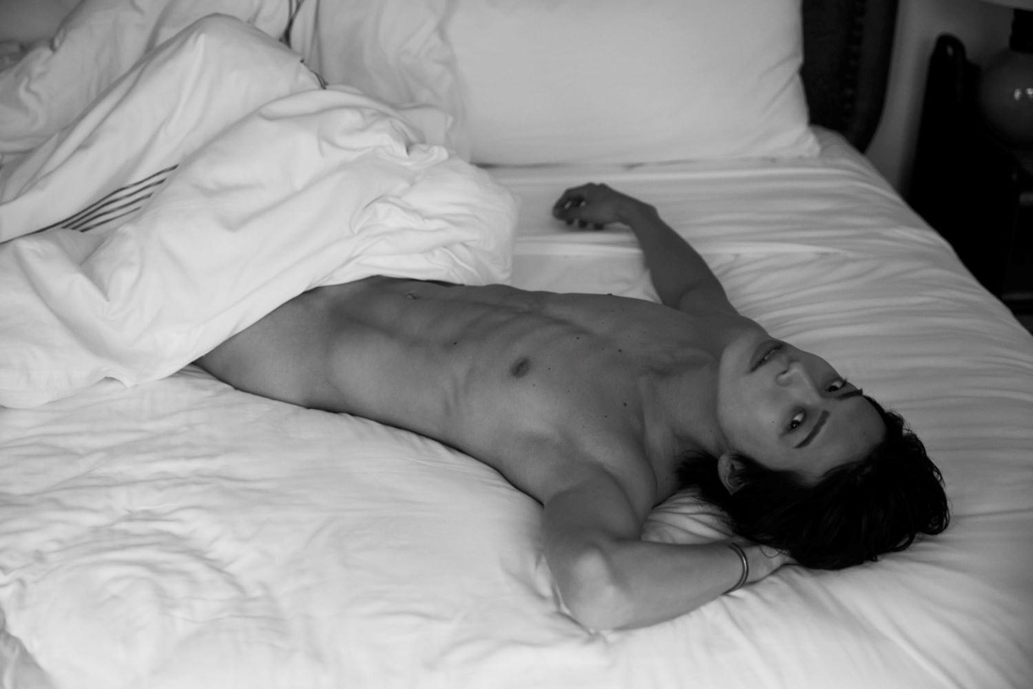 写真集では鍛え上げた肉体を惜しみなく披露（コムドットやまとのXより）