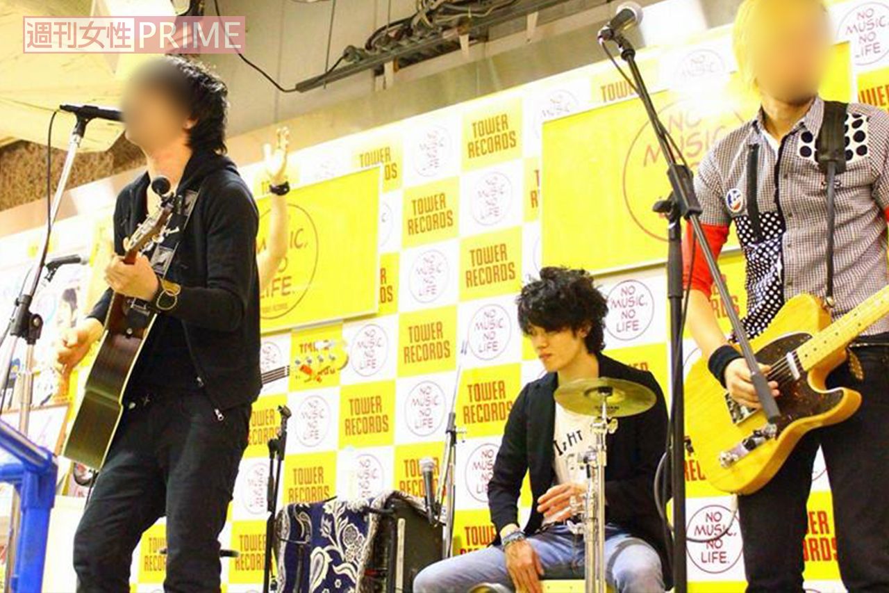 バンド演奏中の様子（本人フェイスブックより）