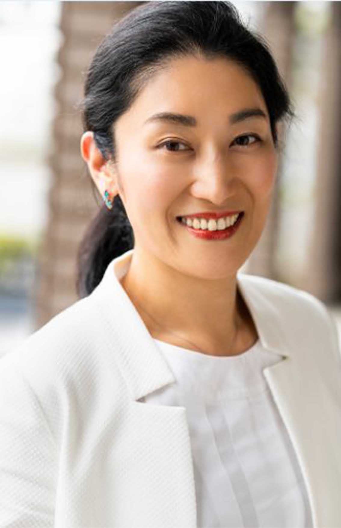 齋藤真理子先生　医療法人社団山本メディカルセンター理事長。医学博士、日本形成外科学会専門医。分子栄養学認定医。昭和大学医学部大学院を卒業後、山本メディカルセンターに入職。皮膚科・形成外科を立ち上げる。NHK『あさイチ』、テレビ朝日『林修のレッスン！今でしょ』など出演多数。