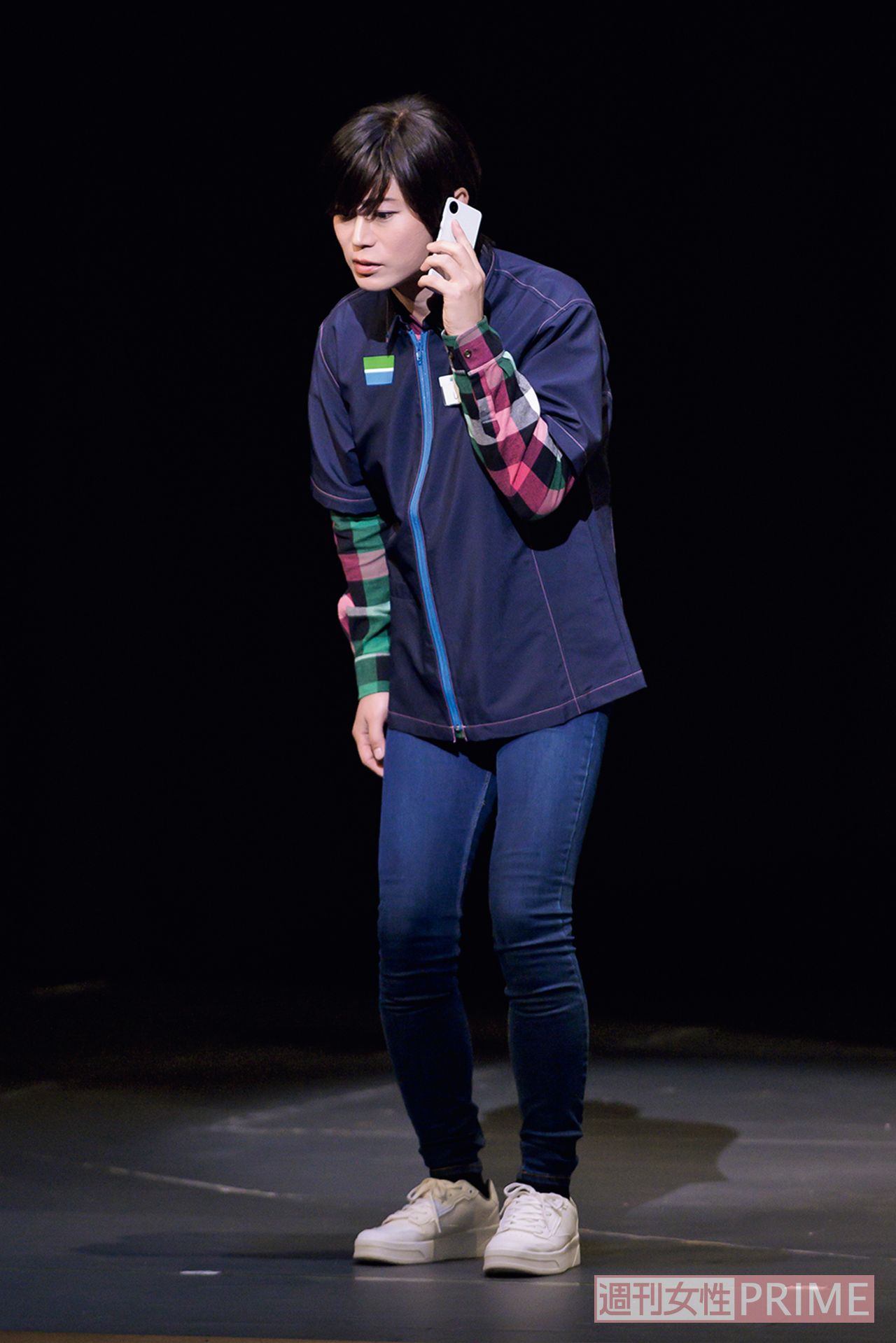 歌手志望の子門慧音（氷川きよし）は、病気の母に代わって家計を支えるためにコンビニでアルバイト