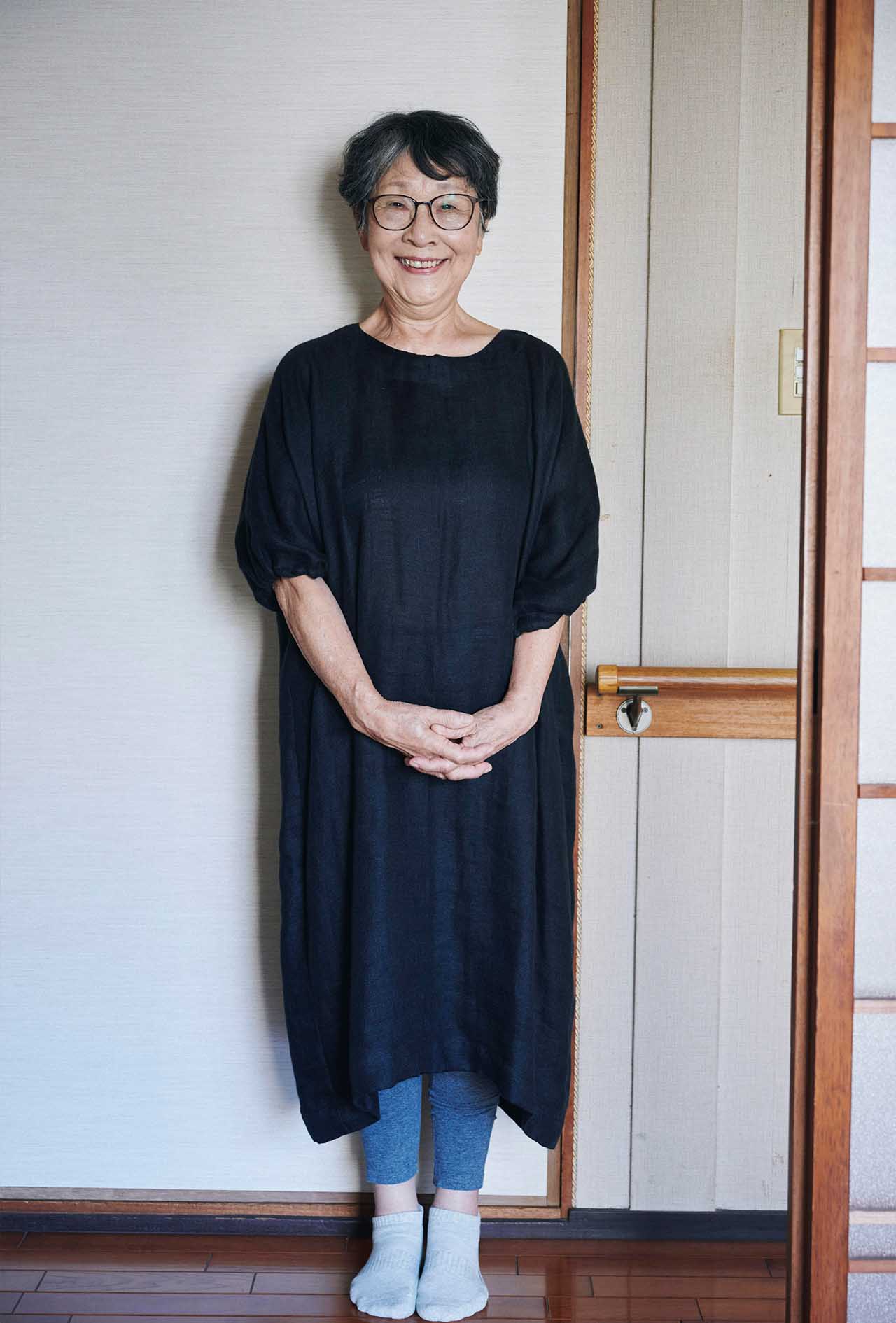 自身で織った布などを生かして手作りした貫頭衣。ワンピースとして着るほか、パンツやストールを合わせて着回しを楽しむ