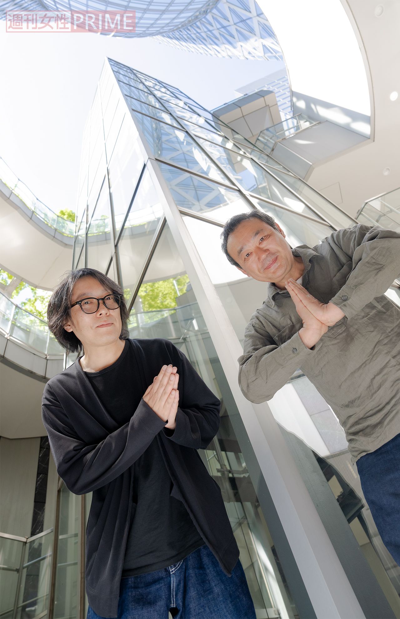 食をテーマにした対談にちなんで〝いただきます〟のポーズ　撮影／伊藤和幸