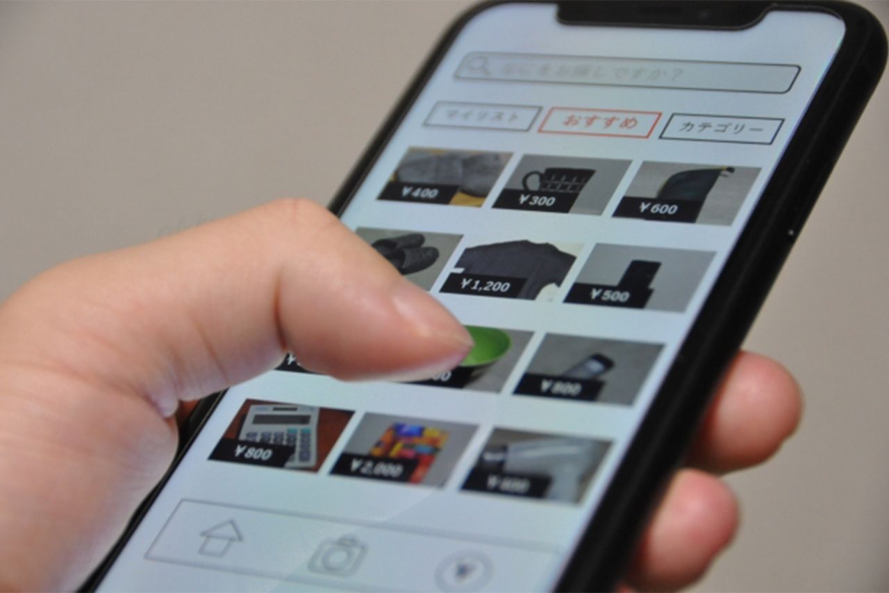 フリマアプリでスニーカーや小物にペイントを施して売ったり、裁縫が得意な人は幼稚園で必要なレッスンバッグの制作代行をして販売する人も　※写真はイメージです