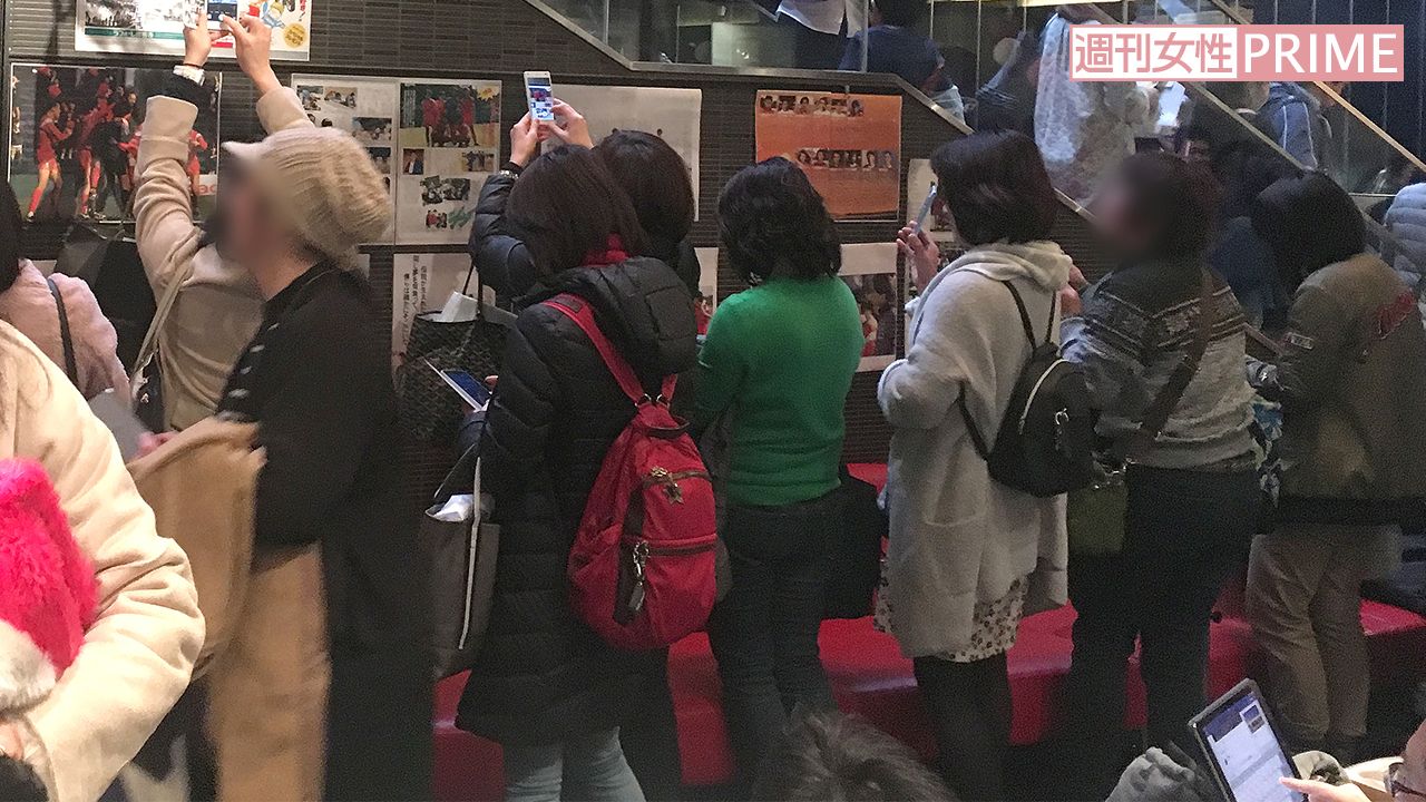 台本などが展示された当日の様子。映画には堂本剛や堂本光一、長野博や井ノ原快彦も出演