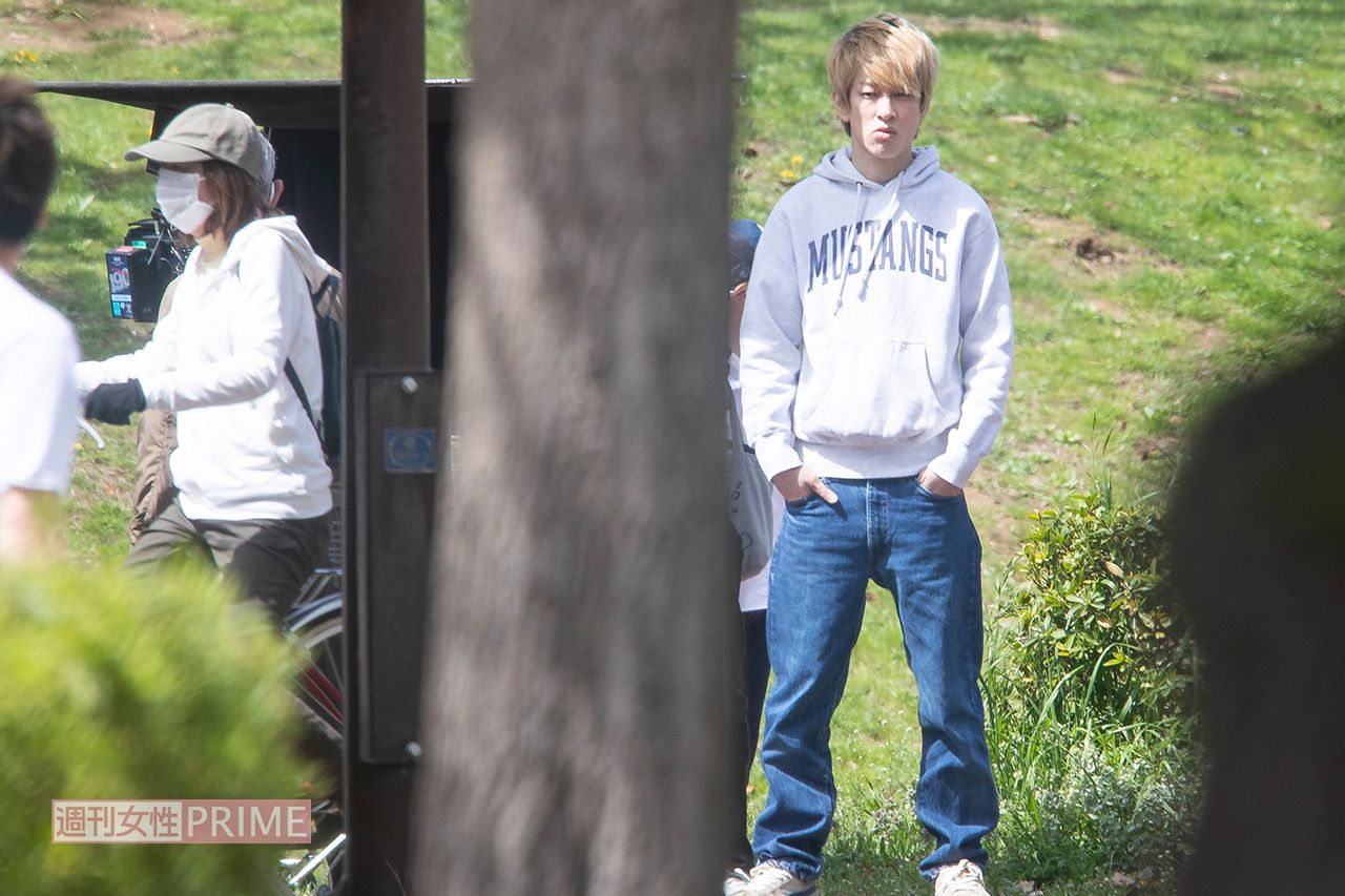 ドラマロケ中の横山裕。金髪姿をみて気づく人も多かった