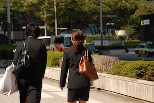  就活では親との二人三脚が当たり前。子どもの代わりに説明会に参加するという母もいる（写真はイメージです）