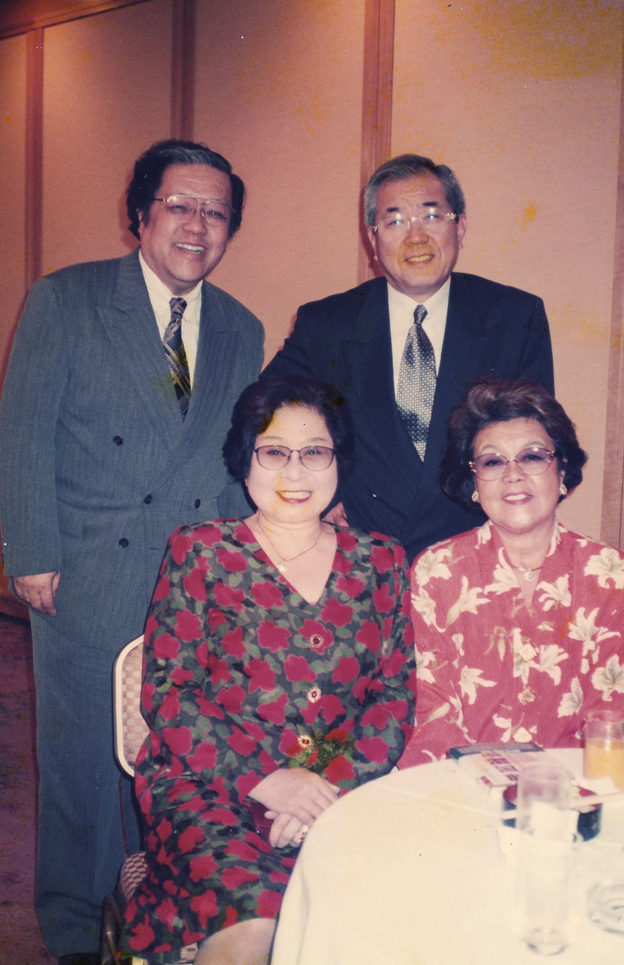 後列が世志と野村さん。前列が浅香光代と沙知代さん。20年ほど前、まだ仲がよかったころに撮影