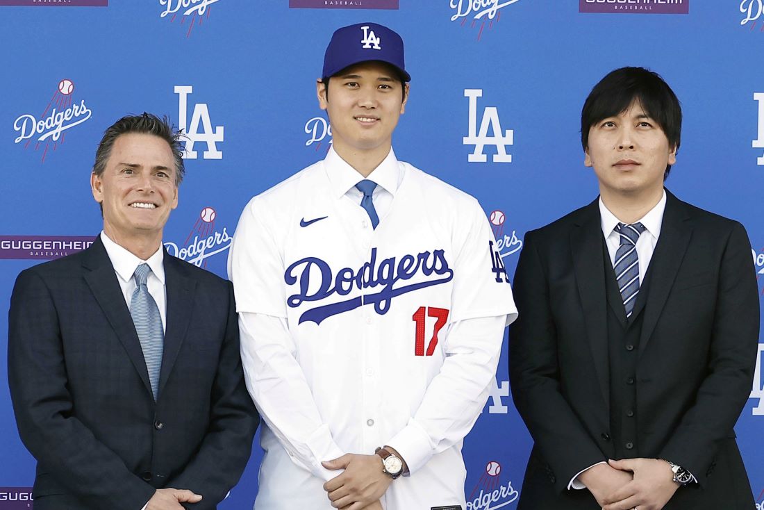 大谷翔平のドジャースの入団会見に同席したバレロ氏と水原一平容疑者　写真／共同通信社