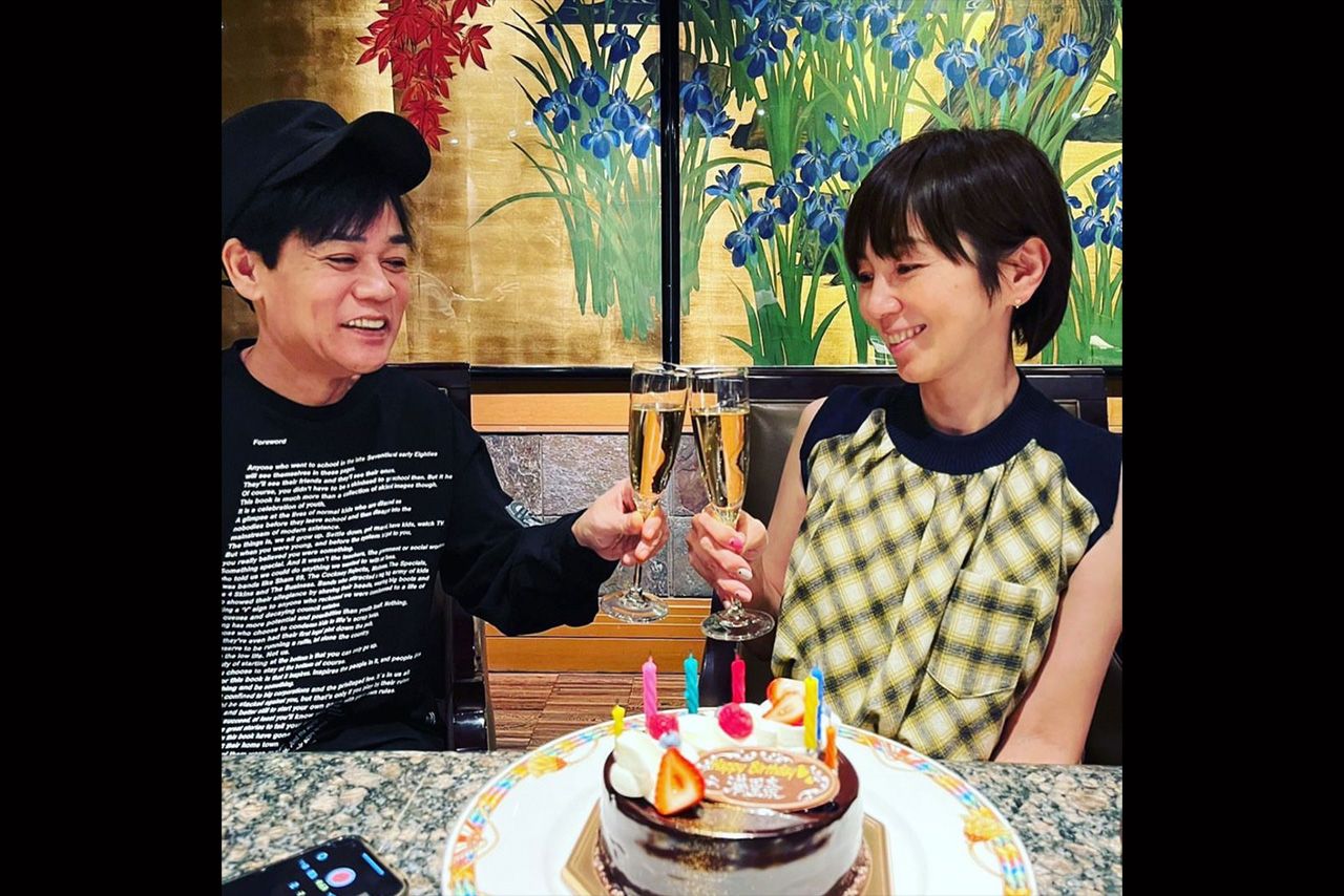 誕生日は家族で迎えたとインスタグラムで投稿した渡辺満里奈さん。夫・名倉潤さんとの仲の良さが感じられる（本人インスタグラムより）