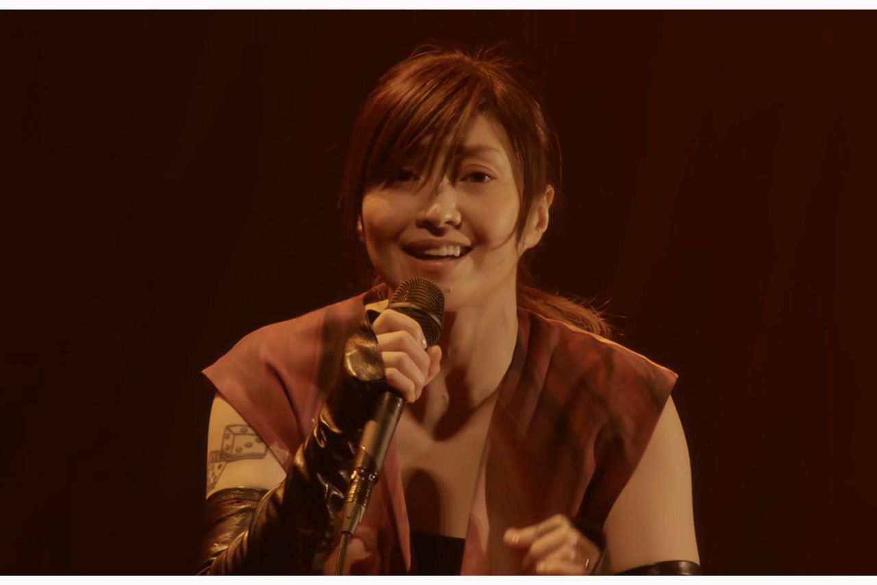 2020年11月のライブを公開した鬼束ちひろ（公式YouTubeより）