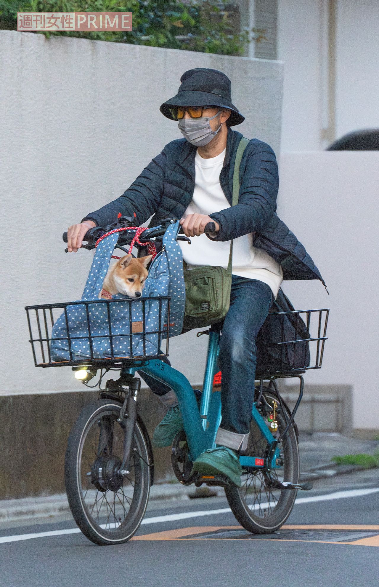 2024年4月、子犬を自転車に乗せて、自宅から出てくる市川猿之助を目撃