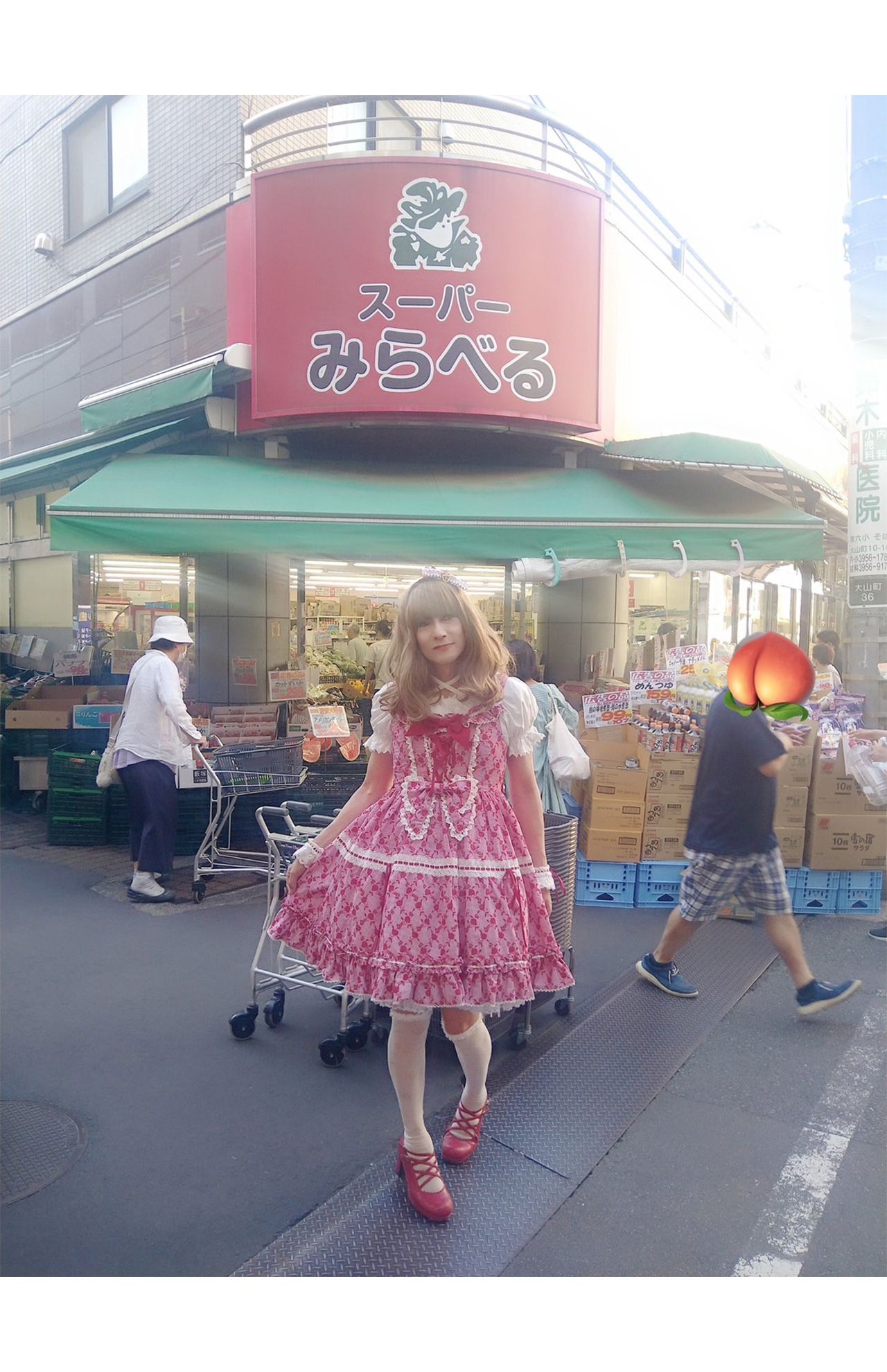 着ているロリータ服のブランドと同じ名前のスーパーの前で（ロリータファッション歴18年のオンプさんSNSより）