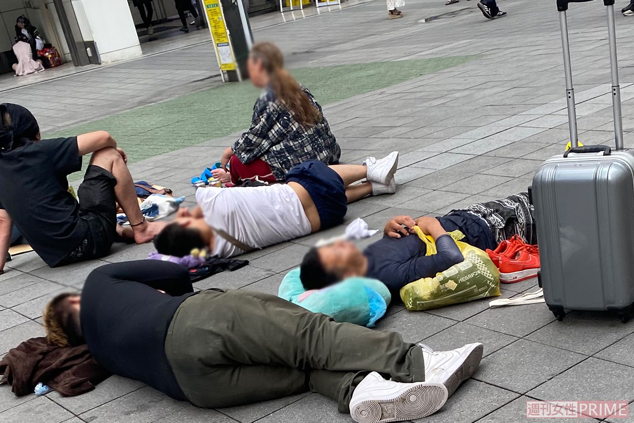 中央で寝そべるトー横シニア