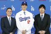 大谷翔平のドジャースの入団会見に同席したバレロ氏と水原一平容疑者 写真/共同通信社
