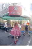 着ているロリータ服のブランドと同じ名前のスーパーの前で(ロリータファッション歴18年のオンプさんSNSより)