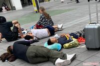 トー横で1時間定点観測したら「カオスすぎる地獄絵図」だった！警察が2回も出動、突然の爆竹に酒盛り、殴り…