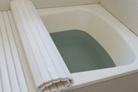 「お風呂のお湯、1年半替えてません!」肌質改善を主張する“マコモ湯”動画に、医師が指摘する「間違い」…