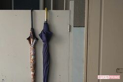平安彦容疑者の自宅玄関には女性用傘が