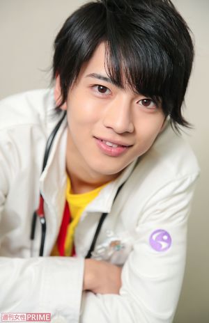 『仮面ライダーエグゼイド』で、主役の宝生永夢を演じている飯島寛騎　撮影／佐藤靖彦