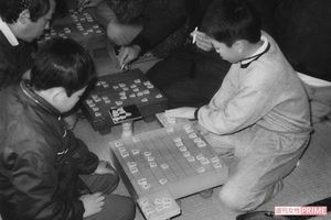 中高年の男性客でにぎわう将棋クラブに小学5年生から通い始め、平日は武者修行をしていた