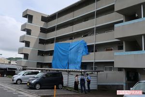 事件現場となった県営住宅の部屋にはブルーシートがかぶせられていた