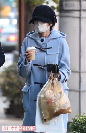 近所のコンビニで女性ファッション誌などを買い込んで帰宅した真木