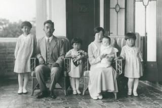 1934（昭和9）年に撮影された昭和天皇一家。左から東久邇成子さん、昭和天皇、池田厚子さん、香淳皇后、上皇さま、鷹司和子さん