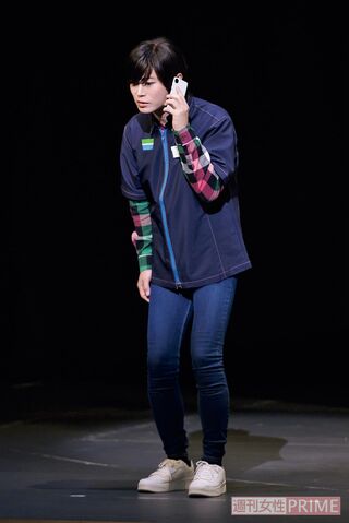 歌手志望の子門慧音（氷川きよし）は、病気の母に代わって家計を支えるためにコンビニでアルバイト