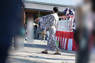 盆踊り大会を浴衣姿で満喫する早乙女太一1/4