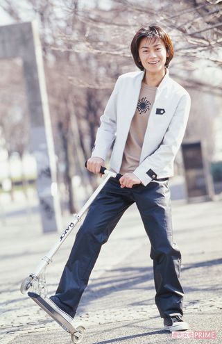 デビュー26日後、週刊女性が初めて撮影した貴重なショット。当時流行のキックボードに乗って（'00年）　撮影／週刊女性写真班