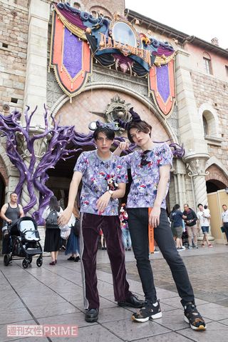 「ツノとメイクがハマりすぎ!」（中尾）、「舞台でもメイクするけどディズニーでもいいね」（崎山） 撮影／廣瀬靖士 (c)Disney