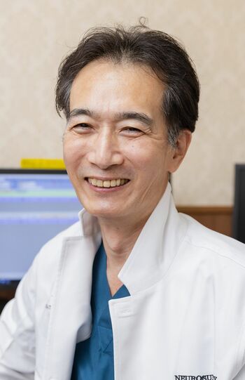 石川久先生●脳神経外科医。開頭手術やMRIの画像診断などを含め、1万人以上の脳を診てきた“脳の名医”。学習院大学法学部を卒業後、製薬会社に入社。その後退職し、近畿大学医学部に入学・卒業した異色の経歴の持ち主。帝京大学医学部脳神経外科、脳神経センター大田記念病院などを経て、現在は国際医療福祉大学三田病院脳神経外科に勤務。特に脳腫瘍に関しては、検査・診断から、手術・化学療法・放射線療法・電場療法などの多岐にわたる治療法まで、あらゆる手段を駆使して、患者の日常生活・社会活動像の構築に最善を尽くす。救急医として、救急医療及び全身管理を専門とし、院内教育や市民講習などでも貢献。