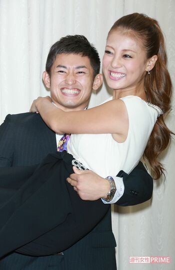 結婚会見を開いたあびる優と才賀紀左衛門('14年9月19日)