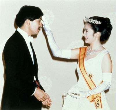 『結婚の儀』で秋篠宮さまの髪を直される紀子さまは“新しい皇室像”の象徴に（'90年6月）