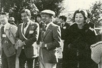 学習院大学馬術部の『新年初乗会』に参加されていた上皇ご夫妻と明石さん（左）