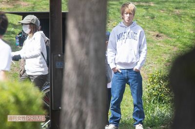 横山裕、NMB48メンバーと密会後のドラマロケ撮！ パパ姿が似合いすぎる