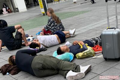 トー横で1時間定点観測したら「カオスすぎる地獄絵図」だった!警察が2回も出動、突然の爆竹に酒盛り、殴り…