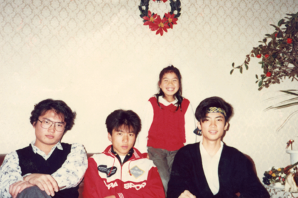 読書が好きで推理小説、科学物などをよく読んだ。中学に入って完全不登校になった時期も。4人兄妹で右端が奥田さん