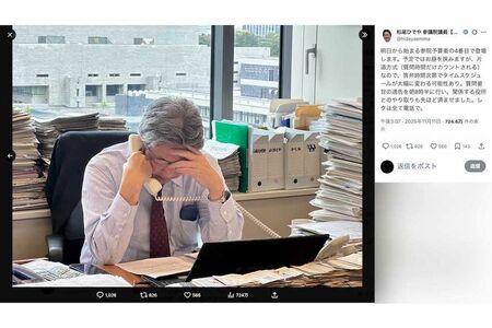 書類の山に囲まれたデスクに座り、電話をしながら頭を抱えている写真を投稿した立憲民主党の杉尾秀哉議員（本人のXより）