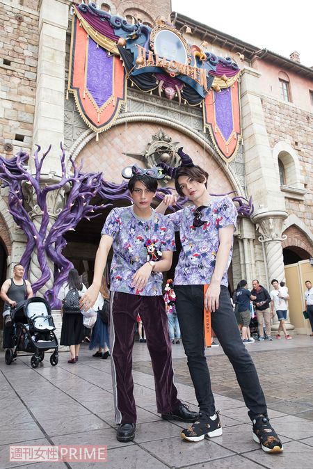 「ツノとメイクがハマりすぎ！」（中尾）、「舞台でもメイクするけどディズニーでもいいね」（崎山）撮影／廣瀬靖士(c)Disney