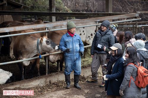 『乳しぼり体験』の後、磯沼さん自ら牧場内をガイドして回り、牛の習性や暮らしぶりを力説。地元の小学校向け体験学習なども積極的に行う（撮影／齋藤周造）