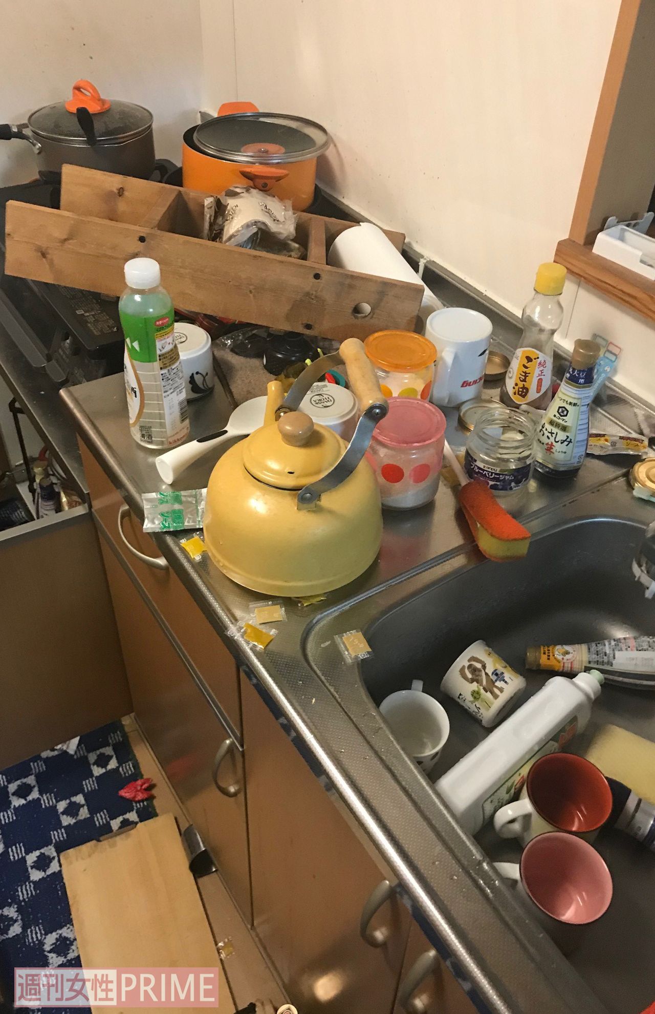 2月13日の地震で荒れた筆者の家の台所　撮影／ウネリウネラ