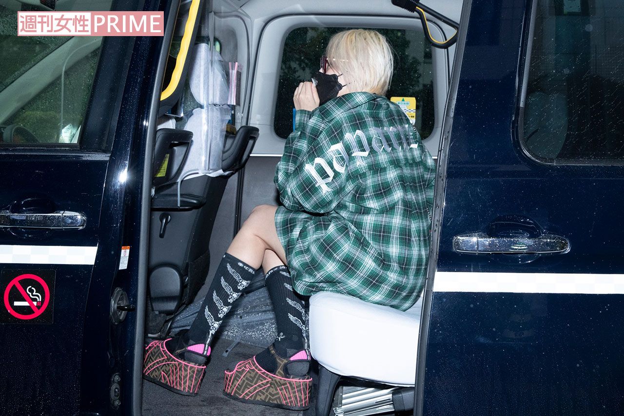 タクシーに乗る加藤紗里