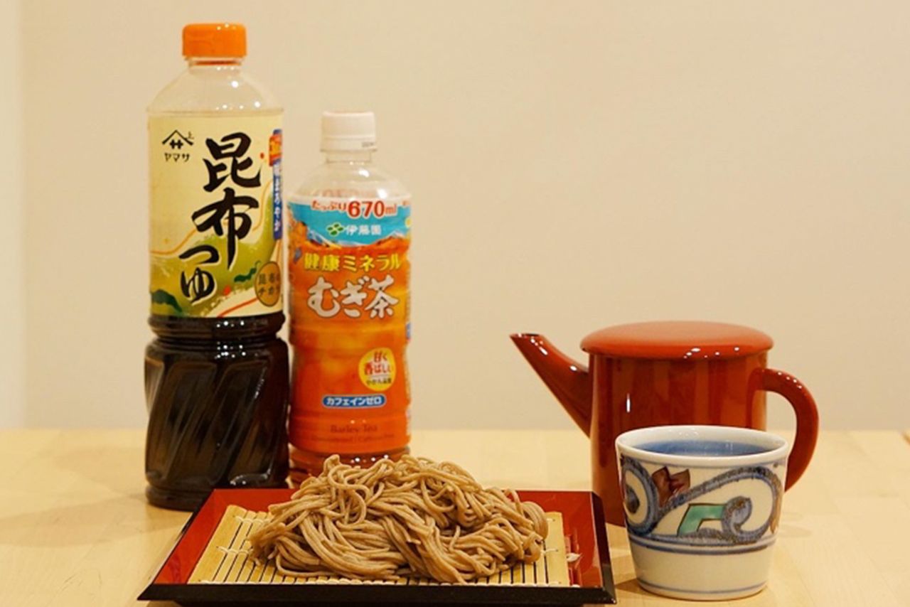 「ヤマサ 昆布つゆ」（左）、「伊藤園 健康ミネラルむぎ茶」（右）、そばセット