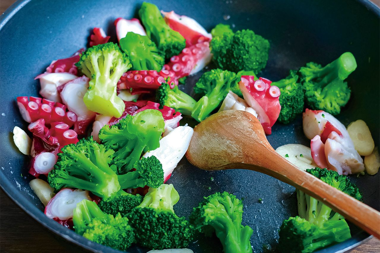たことブロッコリーのガリバタ炒め　撮影／松山絵美