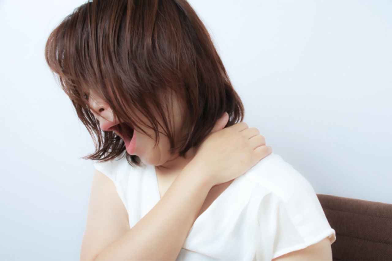 就寝前はスマホの使用を控え、ぬるめのお風呂に入ることで副交感神経が優位になり、自然な眠気を誘う　※写真はイメージです