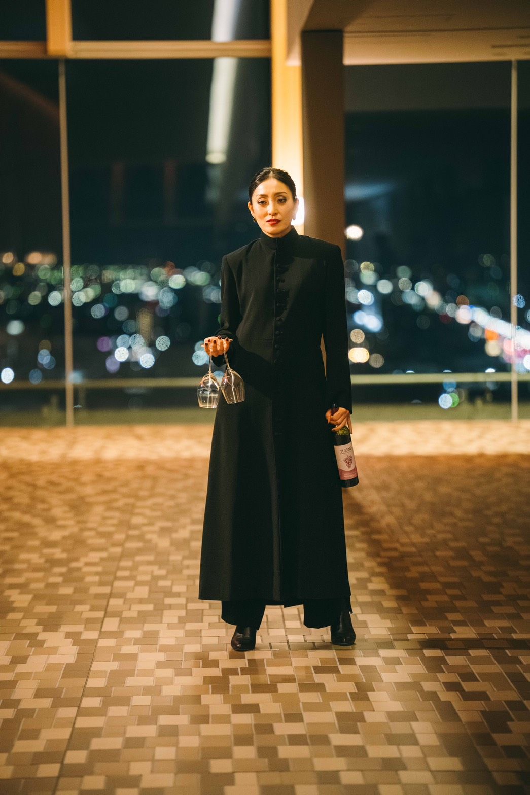173センチの美スタイルで話題になっている八嶋智人の妻、宮下今日子（日曜劇場『VIVANT』公式Xより）