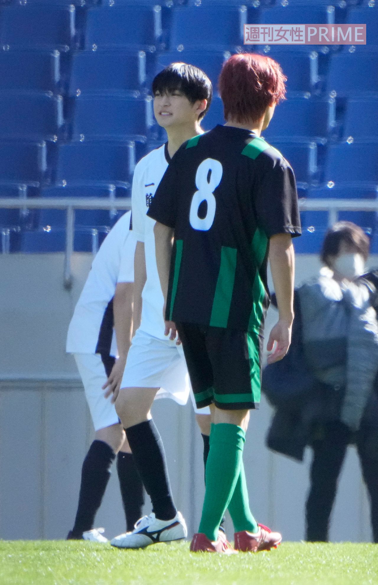 2025年11月、映画『ブルーロック』撮影で“対戦相手”と談笑する高橋文哉。劇中のライバルでも実際は仲よしのよう