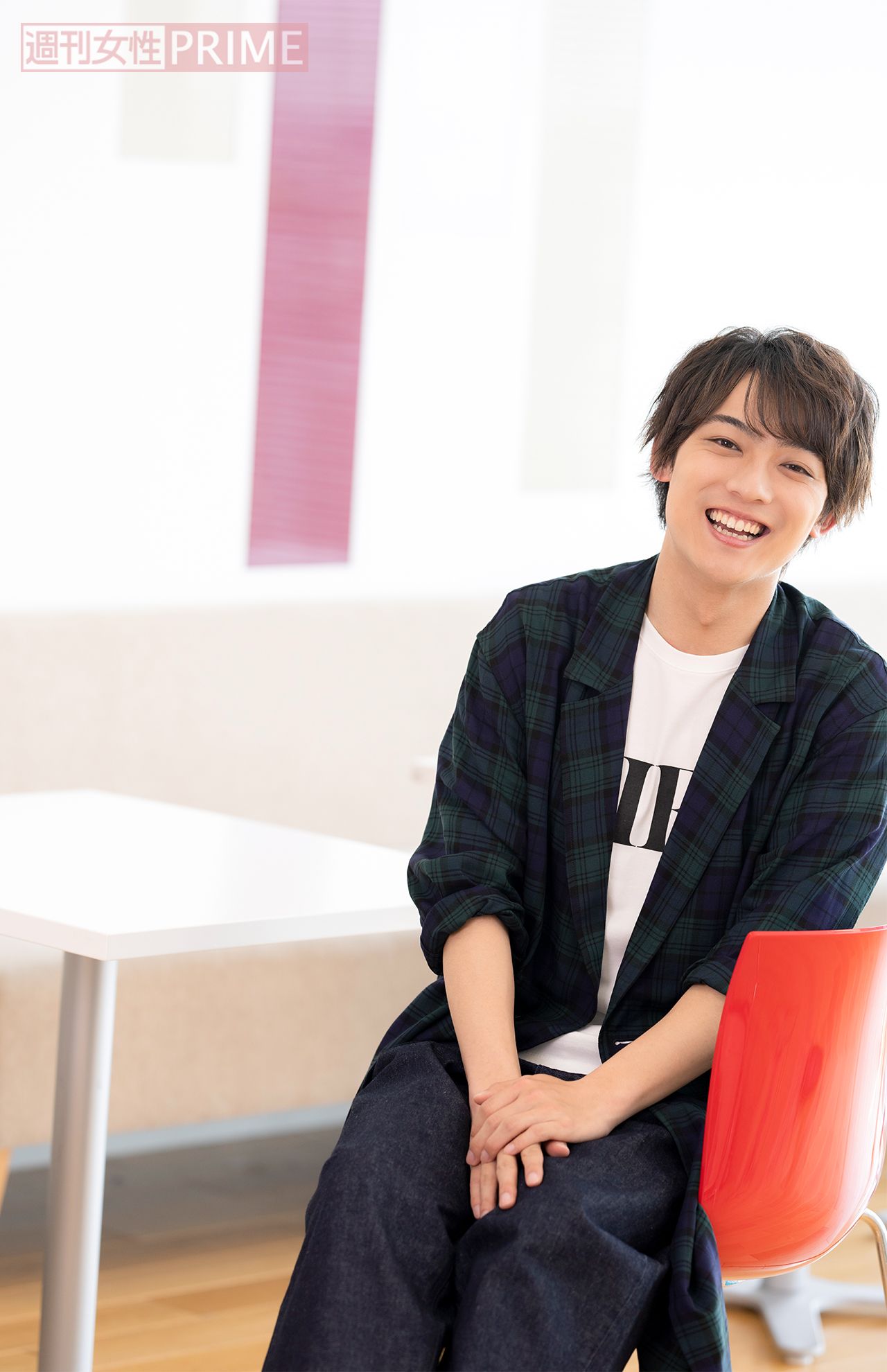 くだけた笑顔を見せる辰巳ゆうと（撮影／伊藤和幸）