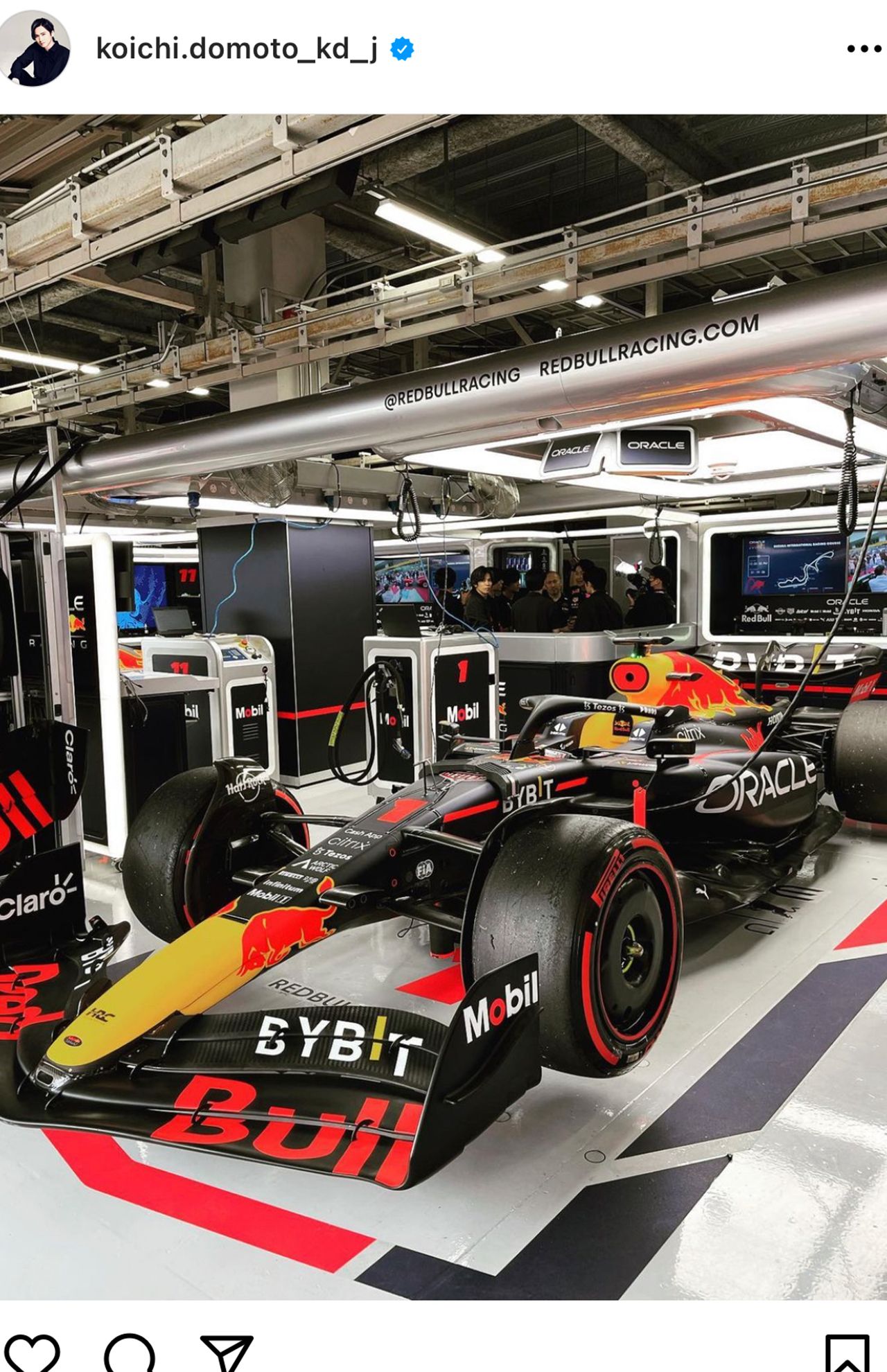 レーシングカーの写真も投稿した堂本光一（インスタグラムより）